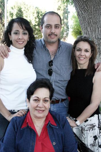 Gloria Macías de Chibli con sus hijos Gloria, Antonio y Ana María.