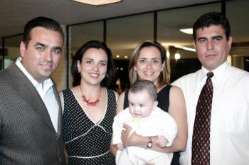 Carlos y Angélica Rosales, Enrique y Arlene Reyes y la pequeña Andrea Rosales Contreras.
