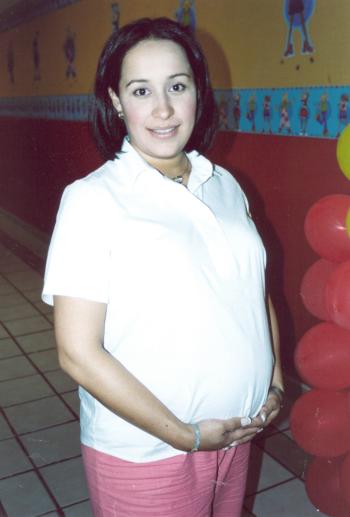 Sarah de los Santos de Rodríguez espera el nacimiento de su bebé motico por el que le ofrecieron una fiesta de canastilla.