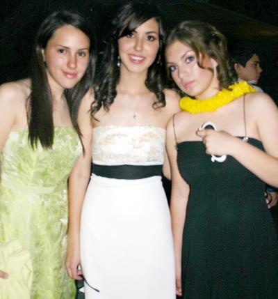 Grethen y Lila acompañadas de Gaby Kort.