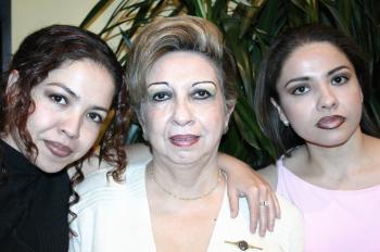 Lilia Rosa Faudoa de Hernández acompañada de sus hijas, Yadira y Lilia Rosa Hernández.