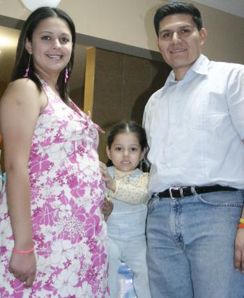 Christian Valdés Zorrilla en compañía de su esposo Alberto Romero y de sus hija Alexa Romero Valdés, en la fiesta de canastilla que le ofrecieron .