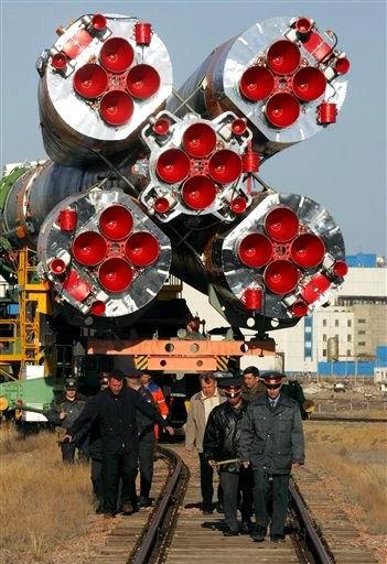 Tras la tragedia del Columbia en febrero de 2003, en la que murieron todos sus tripulantes, la NASA estadounidense suspendió los vuelos espaciales retrasando la incorporación a la ISS de otros módulos orbitales fabricados por Europa y Japón.