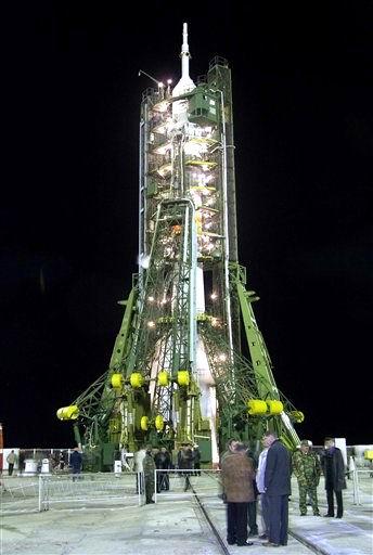 Además, les corresponderá ejecutar maniobras relacionadas con el restablecimiento de los vuelos a la ISS de los transbordadores estadounidenses, aparcados desde hace más de dos años por la catástrofe del Columbia.