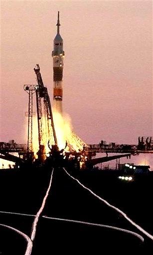 Krikaliov y Philips asumirán en los próximos seis meses el mando de la estación espacial, mientras Vittori permanecerá en la órbita ocho días, como integrante de la llamada 'expedición de visita', las que se realizan durante el relevo de las tripulaciones permanentes.