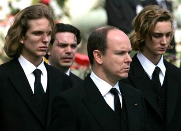 El príncipe Albert de Mónaco, (centro)seguido por los hijos de su su hermana Carolina de Mónaco, Pierre Casiraghi, (der), y su hermano Andrea (izq).