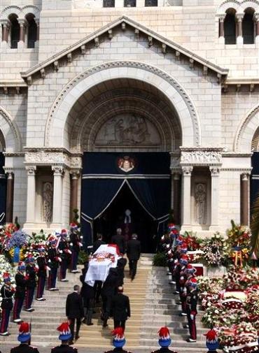 El paso del féretro con los restos de Rainiero, portado a hombros por diez carabineros, como él mismo deseaba, por la puerta de honor del Palacio fue uno de los momentos más emotivos de la jornada.