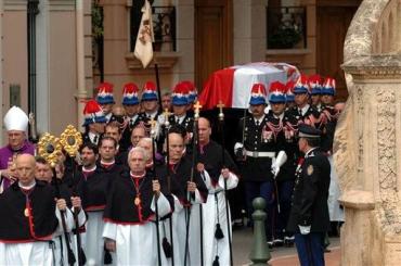 En su homilía, el arzobispo de Mónaco elogió las cualidades políticas, pero también humanas de Rainiero III, que supo crear 'profundos vínculos con su pueblo' y que 'además de un soberano era un amigo y un miembro de nuestra familia'.
