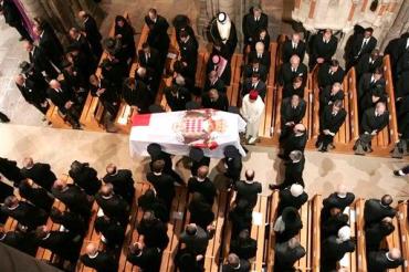 La desaparición de Rainiero, fallecido el pasado día 6 a los 81 años, deja 'huérfanos' a los monegascos que gobernó durante más de 55 años, como indicó en su homilía el arzobispo de Mónaco, Bernard Barsi, pero sobre todo a Alberto, Carolina y Estefanía, que ya habían pedido a su madre, la actriz Grace Kelly, en 1982.