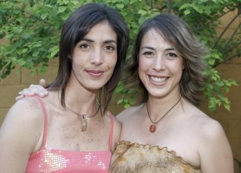 Érika junto a su hermana Paty Fernández de Gutiérrez en su fiesta de canastilla.