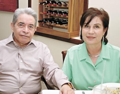Jesús Campos y Alma R. de Campos