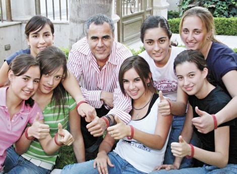 'MÉXICO VIVO'Ricardo Borrego Seco acompañado de un grupo de jovencitas entre ellas su sobrina Banchis Borrego González, él estuvo presente para promocionar la pulsera VIDA a favor del centro de investigaciones de enfermedades infecciosas y el SIDA