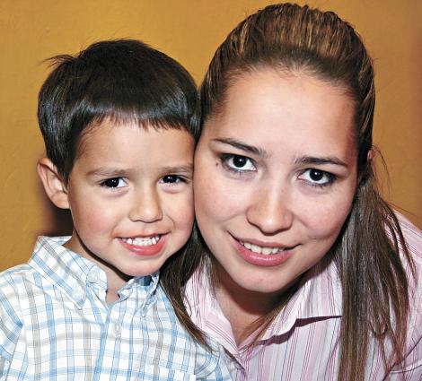 Divertida Fiesta de Lalo GonzálezEl festejado acompañado de su mamá Laura E. Leal de la Garza