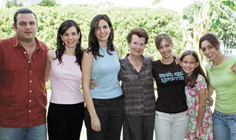 Cumpleaños de Hortensia Eager de MurraHortensia Eager de Murra con sus nietos Daniel Díaz Flores Murra, Susana Estrada Murra, Alicia Estrada Murra, Pamela y Daniela Murra Piña y Cova Murra Capín
