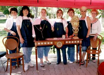 Ángeles de Valdés, Luíta de Murra, Cecy de García, Marisa de Zavala, Pily de Miñarro, Susana de Russek y Ángeles de Milán, integrantes del club Geranio en su stand de arte.