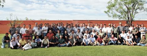 Grupo de amigos acompañando a los festejados