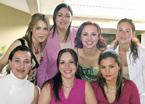 Brenda acompañada de sus amigas