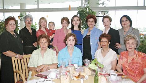 Cristy, Elisita, Angie, Malena, Celia, Irma, Lola, Mayo, Muñeca, Yola, Marycarmen, Eduardo y Ángeles acompañando a María Cristina