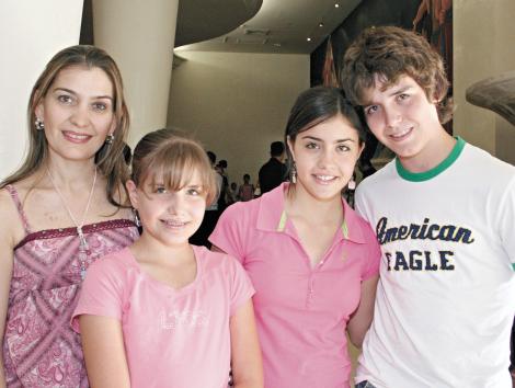 Susana G. de González, Ana Sofía González, Fátima Chaman y Bobe
