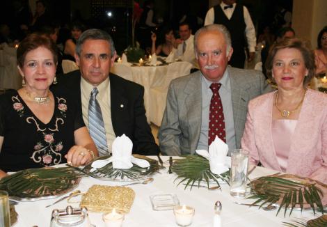 Lety Calderón de Ortega, Óscar Ortega Samper, Carlos Santos y Chiquis Salinas de Santos.
