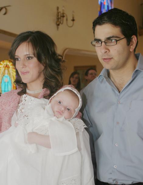 Marala Sánchez de Garza Tijerina e Iván Garza Tijerina Murra con su pequeño hijo Pablo.