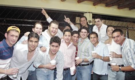 Hector Jaime rodeado de sus amigos.
