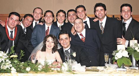 Margarita y Enrique rodeados de sus amistades