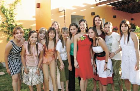 Vicky acompañada de todas sus amigas