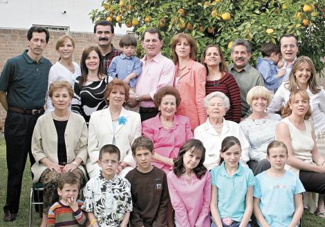 La festejada rodeada de su familia
