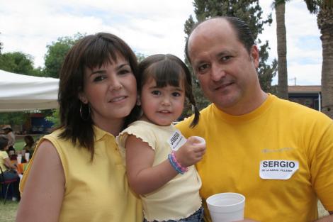 Ana Laura Lamberta de De la Garza y Sergio de la Garza con su hija Jimena.