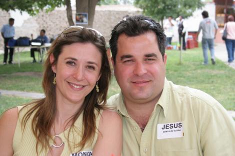 Mónica Glenn de González y Jesús
González Acuña.