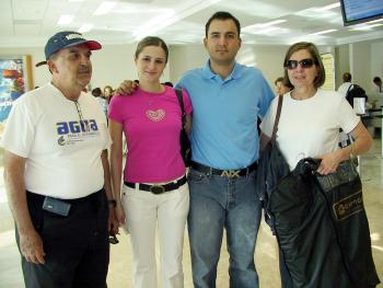 Enrique García y Dora de García viajaron a Miami y los despidieron Ruperto García y Silvia Murra.
