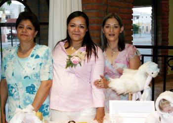 Carolina Hilario de Ortega acompañada por su mamá, Consuelo Calvillo Perales y su suegra, Araceli Jaquez