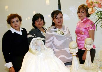 La futura mamá, Mayela A. Delgado de Pérez con sus tías Coco Fematt, Martina Fematt de Favilay Juanita Fematt de Moreno