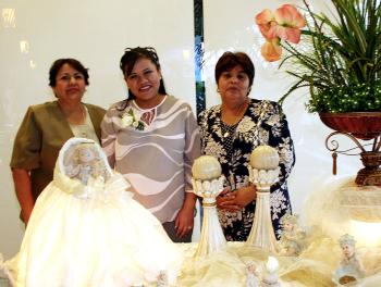 Mayela de Pérez acompañada de las organizadoras de su fiesta de canastilla, la Sra. Dolores Fematt de Delgado y Sra. Felipa Vázquez de Pérez.