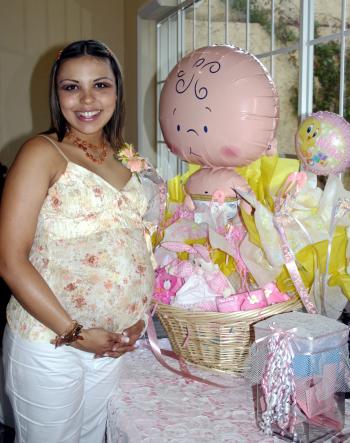 Olga Darwich de Cordero recibió  regalos en su fiesta de canastilla.