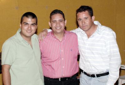 Víctor Hugo Márquez con Rolando Cano y Érick Sotomayor.