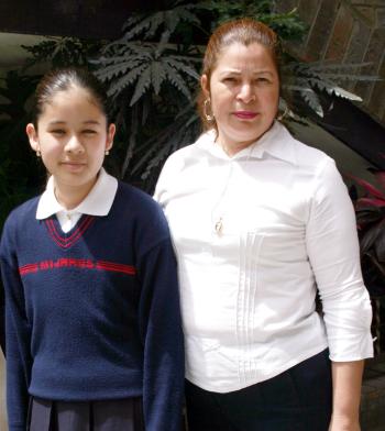Cecilia Ruiz y la maestra Elva Margarita de la Cruz Robles.
