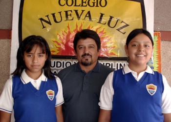 Ileana Leticia del Río y Miriam Rubio con su maestro Jaime Sánchez