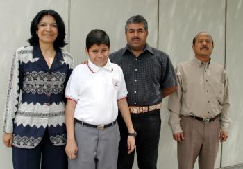 Javier Favela Monsiváis, alumno de la Escuela Lucio Blanco, acompañado de la directora Araceli Méndez Sandoval, el profesor Juan Antonio Rivera y el inspector Juan José Castañeda.