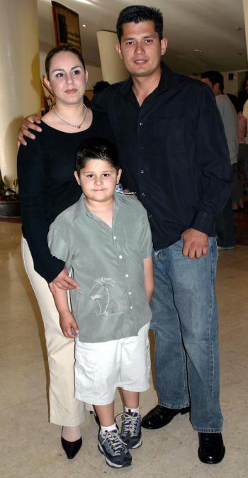 Laura Estrello, Mario Rodríguez y Mario Rodríguez F..