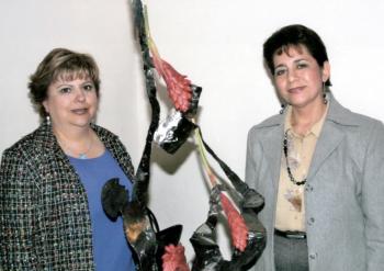 Lupita H. de Gaucín y María Eugenia R. de Gutiérrez obtuvieron el primer lugar en diseño reflectivo en pasada exposición