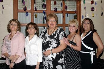 María Luisa Fernández, Lidia Cárdenas, Hortensia Chávez y Anita Ávila, le organizaron una fiesta a Rosa María Carrillo