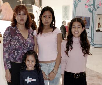 Norma Cortinas y sus hijas Karla, Norma y Diana.
