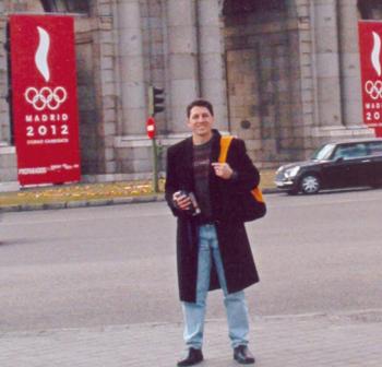 Federico Juárez Bertehau, captado en un paseo por las calles de Madrid, España.