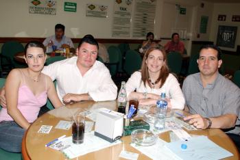 Víctor Rodríguez y Elizabeth C. de Rodríguez, Bárbara K. de Gurza y Luis Gurza Jaidar.