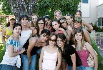 19 de abril 
Fallon Daccarett Martínez, acompañada de Mariana Dingler, Ana Lucía Román, Marce Lastra, Gaby Daccarett, Pau Aldaba, Cassandra Silva, Fany Leal, Paola, Ivonne, Norma, Joan, Martha y Marlene Daccarett
