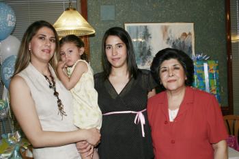 La futura mamá con las organizadoras de la reunión, Martha Beatriz de la Peña de Chávez  y Martha Beatriz Chávez de Montellano.
