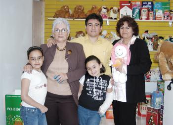 21 de abril
Gloria de Sandoval, Miriam Sondoval de Mendoza, Miriam y María Fernanda Mendoza y Sergio Sandoval.