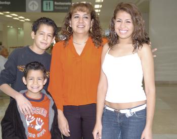 S-Lourdes, Johanna, Alejandro, y Bryan Martínez viajaron a Los Ángeles